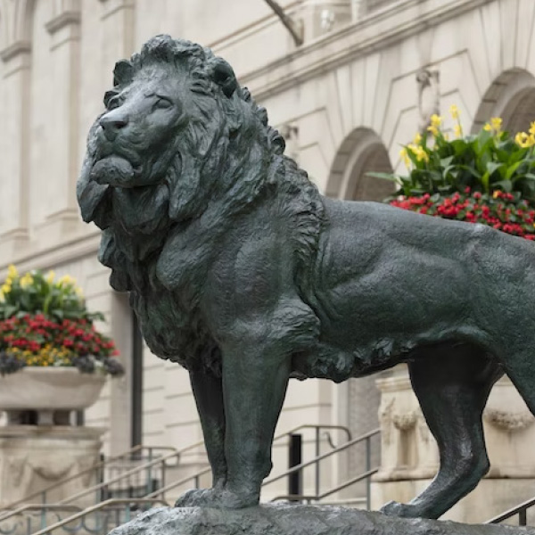 A sculpture of a lion outside of the Art Institute of Chicago